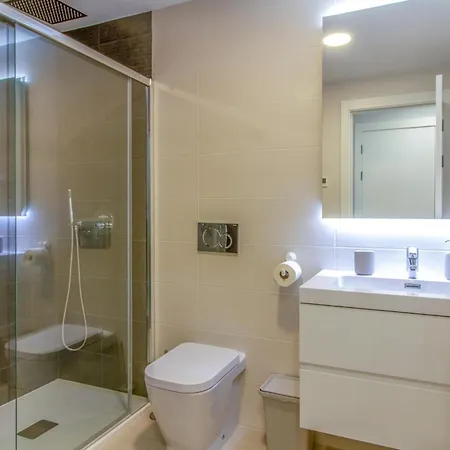2 Bedroom Lovely In Apartment *