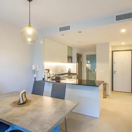 2 Bedroom Lovely In Apartment *